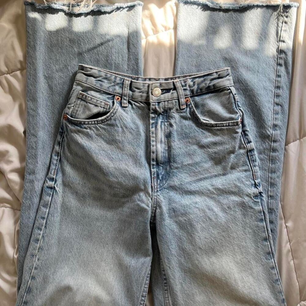 Zara Raw Edge Light Wash Denim Highrise Wide Legs Jeans